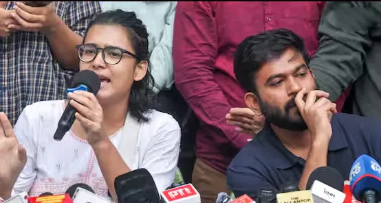 नेहा बोरा रिहा, अभिजीत दिपके अदालत में होंगे पेश, कई एफआईआर दर्ज