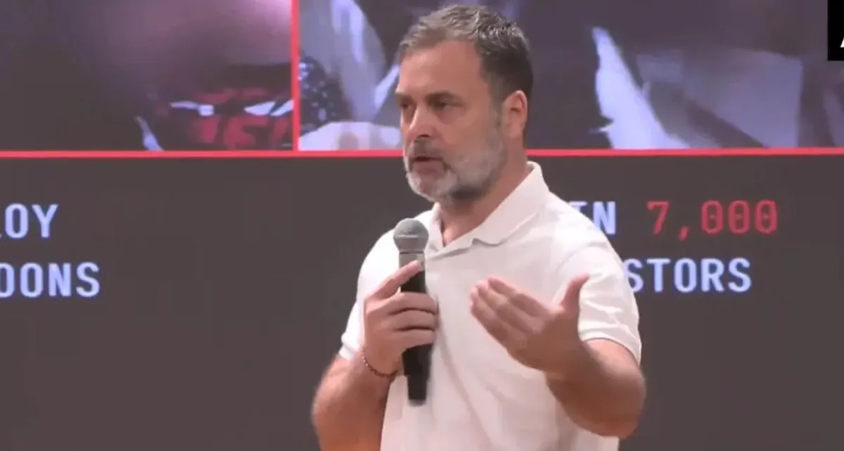 राहुल गांधी का बड़ा हमला: "सरकार ज्ञानेश कुमार को बचा रही है, 200 सरकारी अधिकारी हमारे संपर्क में