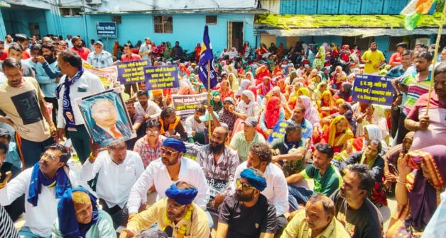 इंदौर में सफाईकर्मियों की हड़ताल से चरमराई व्यवस्था: नियमितीकरण की मांग पर अड़े 8 हजार कर्मचारी