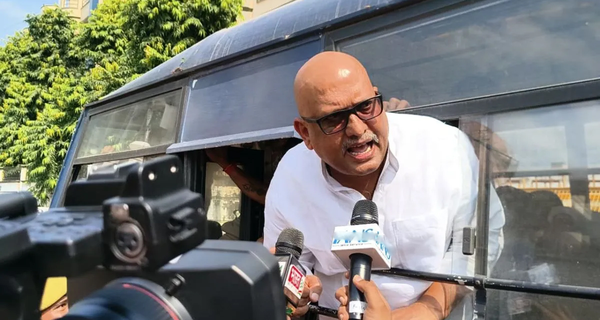 पीड़ित परिवार से मिलने जा रहे कांग्रेस प्रदेश अध्यक्ष अजय राय हिरासत में, बाराबंकी में पुलिस से तीखी बहस
