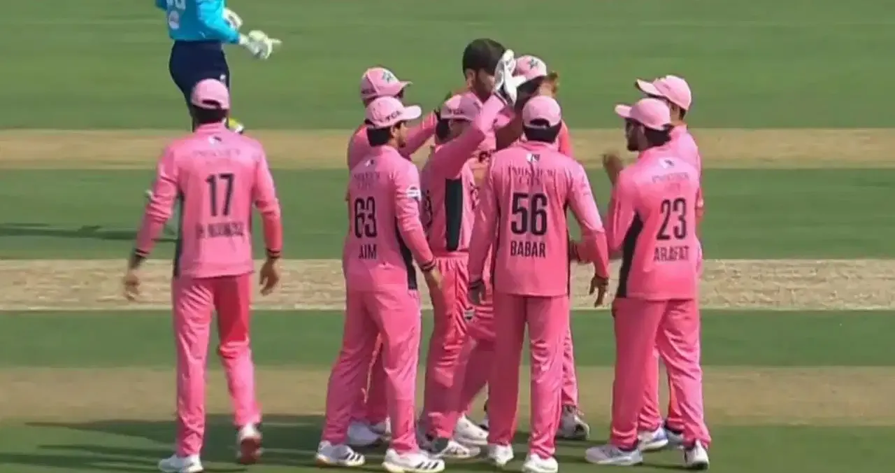 गुलाबी जर्सी में उतरा पाकिस्तान: कैंसर जागरूकता के लिए PCB की अनूठी पहल और इंग्लैंड के खिलाफ मैच का हाल
