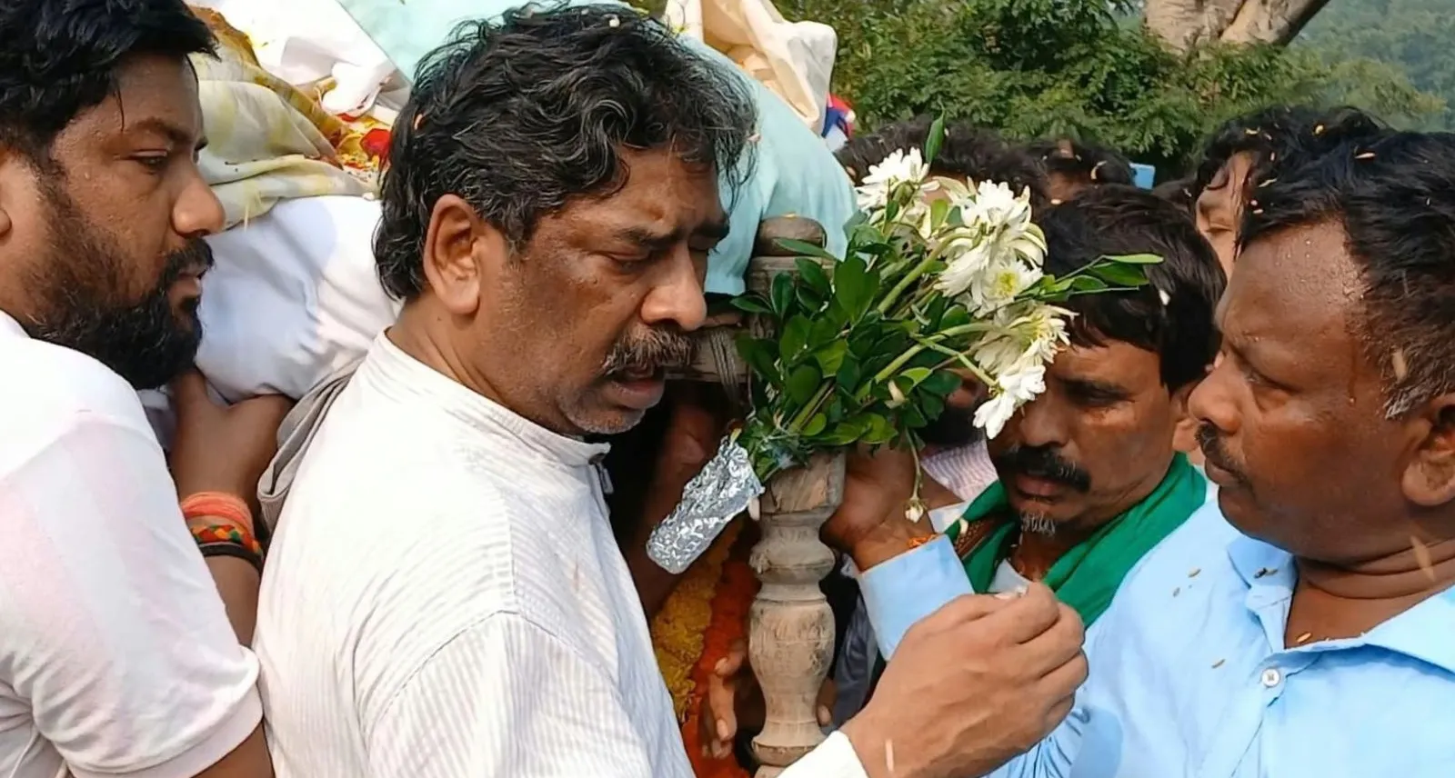 मां का आंचल छूटा, नम आंखों से सीएम हेमंत सोरेन ने दी रूपी सोरेन को अंतिम विदाई