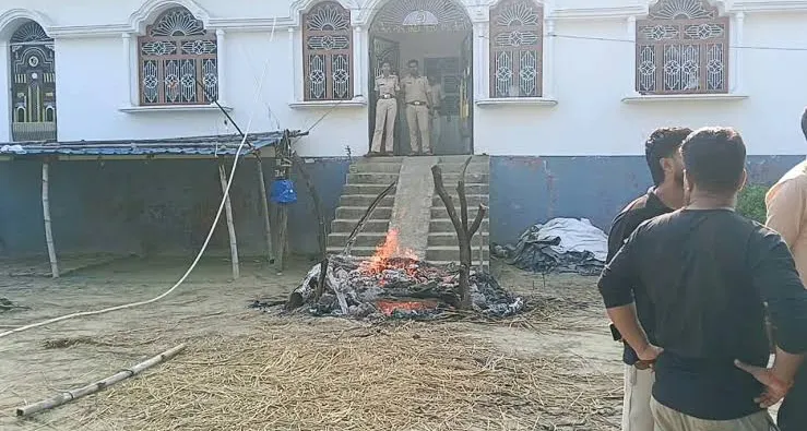 गोपालगंज में लापता युवती का शव मिलने पर फूटा गुस्सा, आरोपित के घर के बाहर शव रखकर लगाई आग