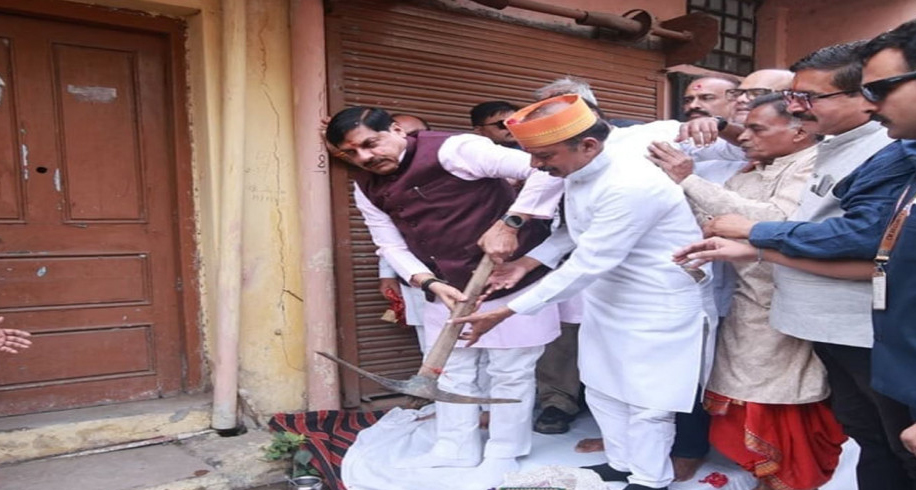 CM मोहन यादव ने अपने ही पैतृक मकान पर चलाई गैंती, भावुक होकर बोले— "जनहित के लिए त्याग जरूरी"
