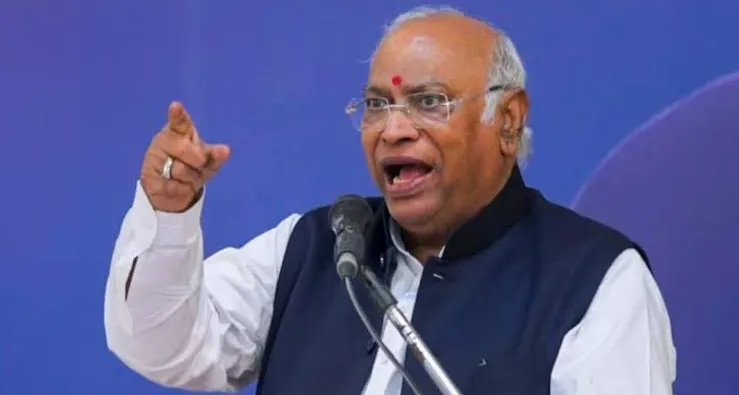 खरगे का केंद्र सरकार पर तीखा हमला: बोले- "किरेन रिजिजू का मोहरे की तरह हो रहा इस्तेमाल