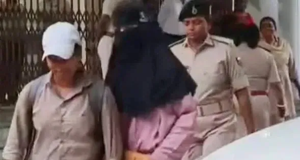 कोर्ट का ऐतिहासिक फैसला: दो बालिग सहेलियों को साथ रहने की मिली अनुमति, कोलकाता के लिए रवाना