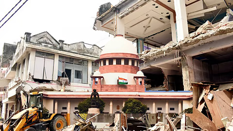 मेरठ में अवैध निर्माणों पर सुप्रीम कोर्ट का बड़ा प्रहार: 16 हजार से अधिक संपत्तियां सील करने के आदेश