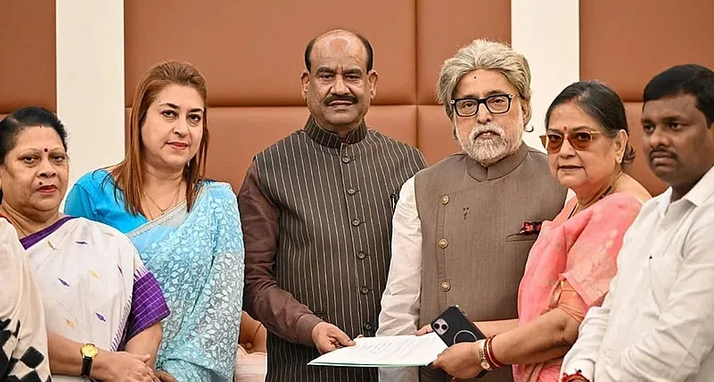 स्पीकर के नोटिस पर जवाब के लिए एनसीपीआई में शामिल बागी सांसदों ने मांगे 2 और हफ्ते, टीएमसी ने बताया 'मौकापरस्त'