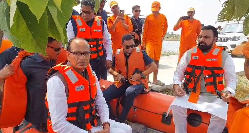 बिहार में बाढ़ की तबाही: खेतों तक पहुंचे केंद्रीय कृषि मंत्री शिवराज सिंह चौहान, किसानों से मिलकर लिया फसल नुकसान का जायजा