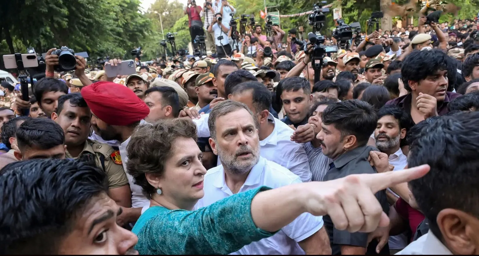 राजघाट की ओर विपक्ष का मार्च: राहुल गांधी का बड़ा हमला—'मोदी-शाह और ज्ञानेश ने देश को हाइजैक किया'