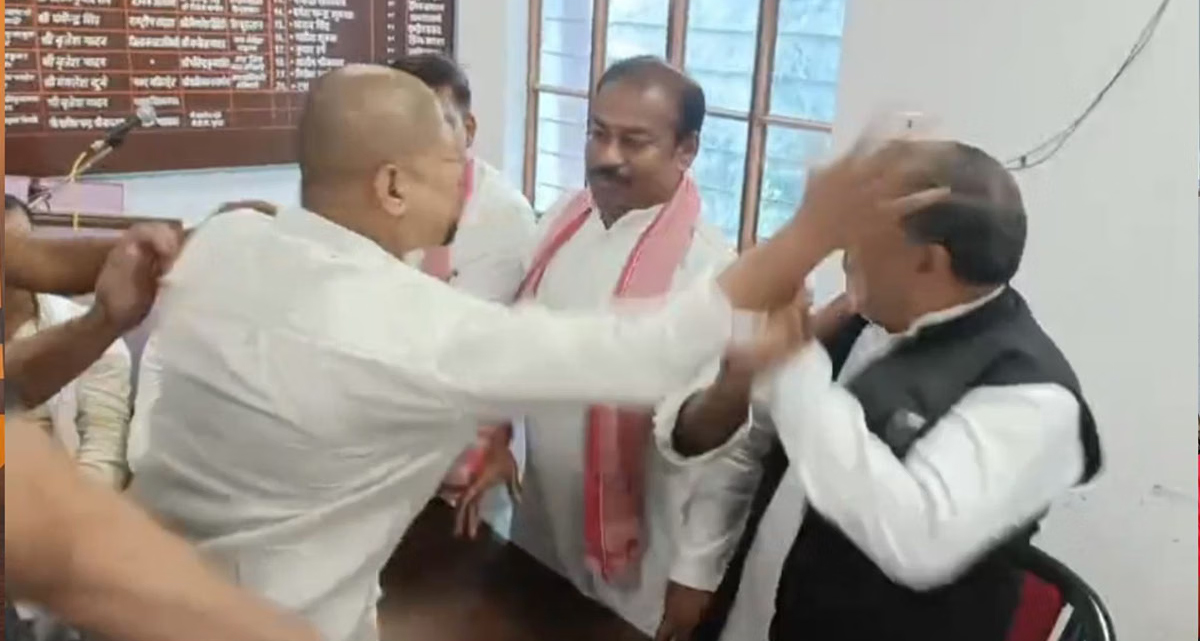गोरखपुर में समाजवादी पार्टी का बड़ा एक्शन: हाथापाई के बाद पूरी जिला व महानगर कार्यकारिणी भंग