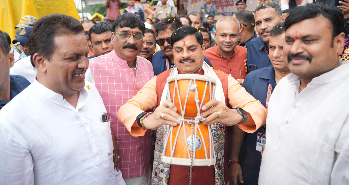 'बोल बम' से गूंजी संस्कारधानी: जबलपुर में उमड़ा कांवड़ यात्रा का सैलाब, CM मोहन यादव ने उठाई कांवड़ और बजाया डमरू