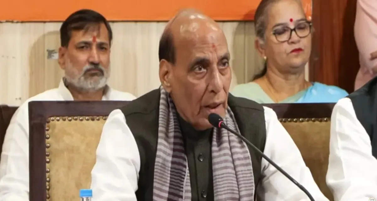 राजनाथ सिंह का विपक्ष पर हमला- 'बांग्लादेश की तर्ज पर फैलाना चाहता है अराजकता'