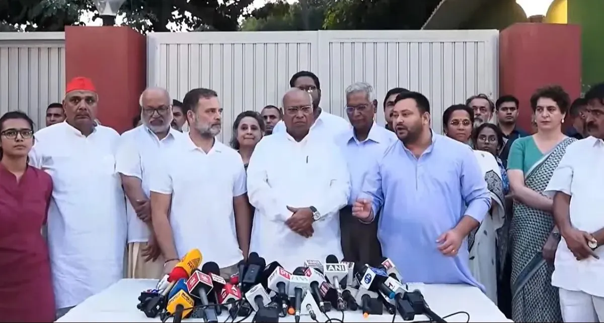 'लोकतंत्र बचाने के मिशन में जुटे हैं हम': राहुल गांधी के घर चाय पर चर्चा के बाद इंडी गठबंधन का CEC और सरकार पर बड़ा हमला