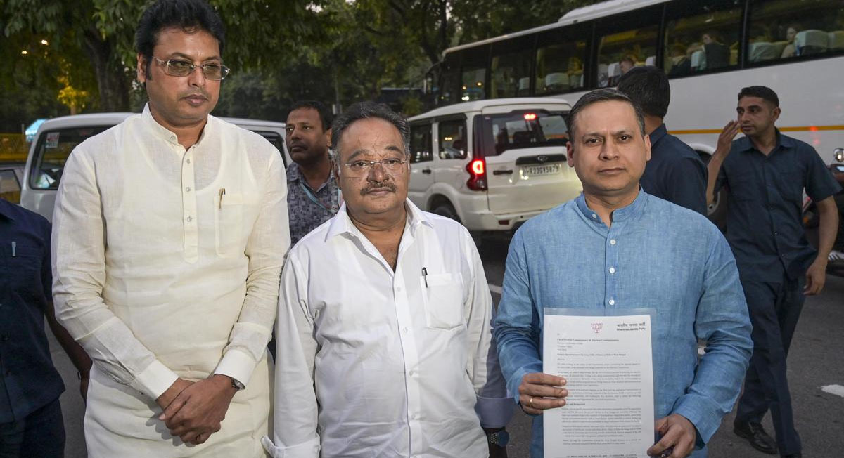बंगाल चुनाव 2026: '3 चरणों में हों चुनाव, रूट मार्च का खेल बंद करे पुलिस' — BJP ने चुनाव आयोग के सामने रखीं 16 मांगें