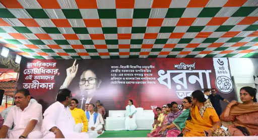 बंगाल में 'वोटर लिस्ट' पर महासंग्राम: ममता बनर्जी का कोलकाता में धरना शुरू, चुनाव आयोग पर लगाया साजिश का आरोप