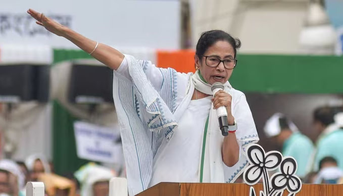 ममता बनर्जी का 'लोकतंत्र बचाओ' आह्वान: "दाएं-बाएं भूलकर तानाशाही के खिलाफ साथ आएं, देश को एक-पार्टी शासन से बचाना होगा"