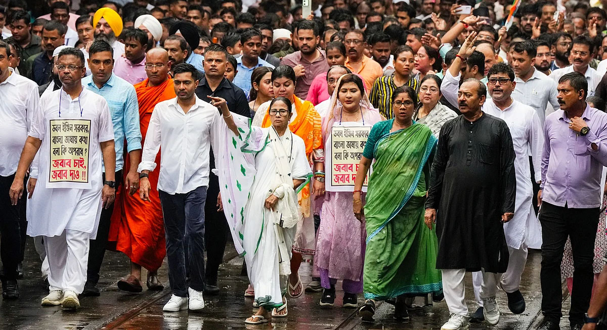 ममता का मिशन 'वोटर लिस्ट': कोलकाता में दूसरे दिन भी जारी है धरना, 63 लाख नाम हटाए जाने पर बिफरीं दीदी