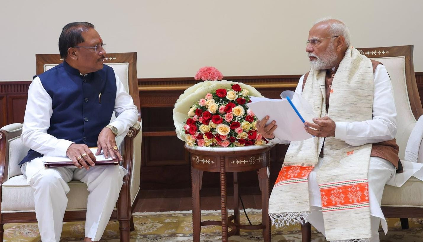 'बदल रहा है बस्तर': सीएम विष्णुदेव साय ने पीएम मोदी को सौंपा विकास का 'रोडमैप', केंद्र से मांगे 3 बड़े तोहफे