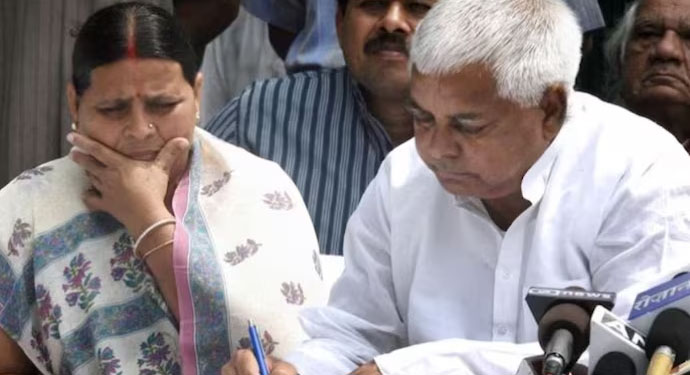 जमीन के बदले नौकरी: लालू-राबड़ी ने खुद को बताया बेकसूर, बोले- 'राजनीति से प्रेरित है मामला, करेंगे ट्रायल का सामना'