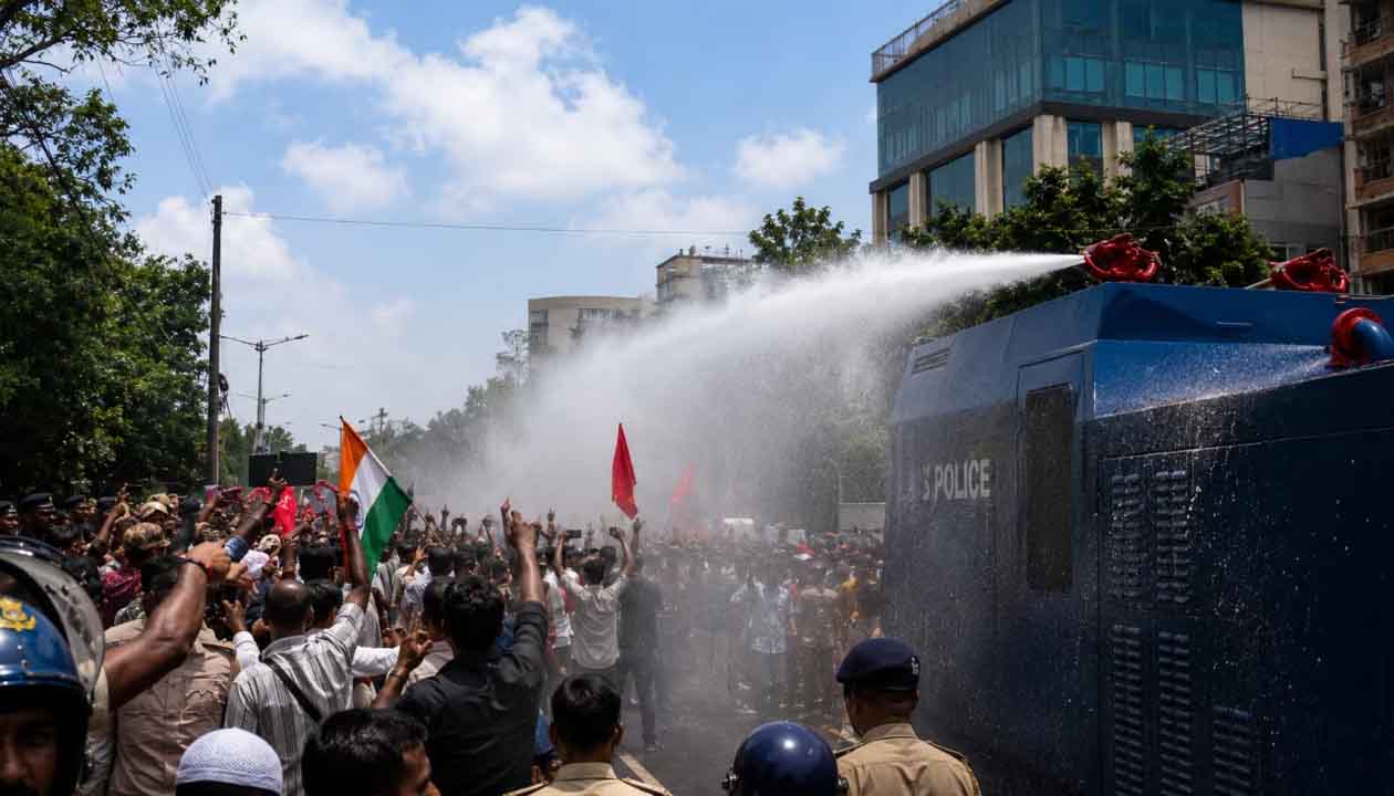 NEET पेपर लीक: पटना में AISA का उग्र प्रदर्शन, लोकभवन मार्च के दौरान पुलिस से झड़प और लाठीचार्ज ; पत्रकारों पर भी हमला