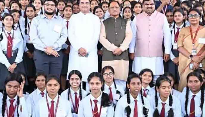 छत्तीसगढ़ विधानसभा में गूंजेगा नक्सलवाद मुक्ति का नारा: केंद्र के लिए धन्यवाद प्रस्ताव लाएगी साय सरकार,सदन की कार्यवाही देखने पहुंचे भिलाई के छात्र