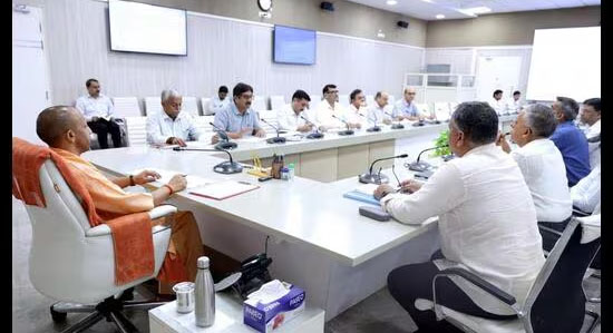 योगी कैबिनेट का बड़ा फैसला: अब बिना 'खतौनी' मिलान नहीं होगी जमीन की रजिस्ट्री, गांवों के लिए शुरू होगी बस सेवा