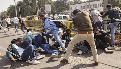 पटना में TRE 4 अभ्यर्थियों का बड़ा बवाल: जेपी गोलंबर पर पुलिस का लाठीचार्ज, कई छात्र घायल