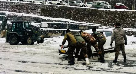 सिक्किम में सेना और प्रशासन का 'मिशन रेस्क्यू' सफल: त्सोमगो झील के पास फंसे 2,700 पर्यटक सुरक्षित निकाले गए