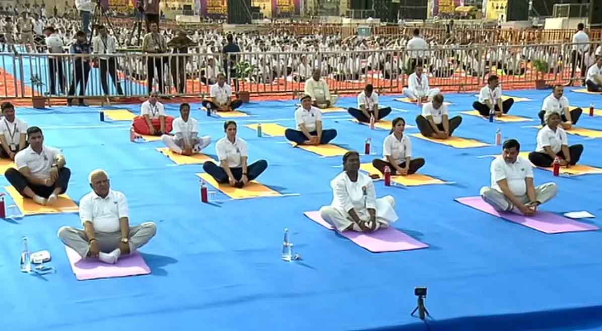 अंतरराष्ट्रीय योग दिवस: राष्ट्रपति द्रौपदी मुर्मु ने जबलपुर में किया योगाभ्यास, सीएम मोहन यादव और राज्यपाल मंगुभाई पटेल भी रहे मौजूद