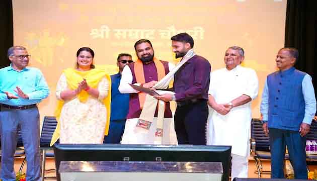 बिहार में 'मेडल लाओ, नौकरी पाओ': भारतीय क्रिकेटर आकाश दीप और मुकेश कुमार बने बिहार पुलिस में DSP, सम्राट चौधरी ने सौंपे नियुक्ति पत्र