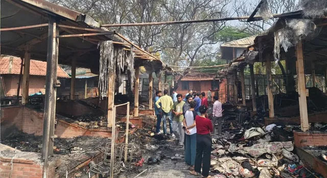 दिल्ली में भीषण अग्निकांड: अंधेरिया मोड़ की 'नेचर मार्केट' में भड़की आग, 50 दुकानें स्वाहा; आसमान में छाया धुएं का गुबार