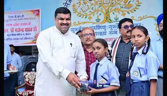 छत्तीसगढ़: मासूम कदमों को मिला आत्मसम्मान: शिक्षा मंत्री ने अपनी सैलरी से 72 स्कूलों के 16 हजार बच्चों को बांटे जूते