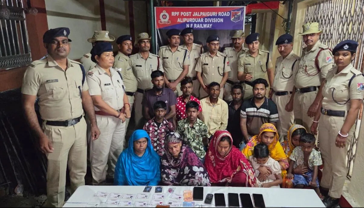 बंगाल में RPF का बड़ा एक्शन: नॉर्थ-ईस्ट एक्सप्रेस से 14 बांग्लादेशी गिरफ्तार, फर्जी आधार और मलेशियाई करेंसी बरामद