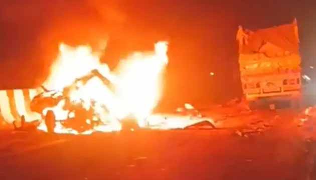 मीरजापुर में भीषण सड़क हादसा: ब्रेक फेल होने से ट्रक ने वाहनों को रौंदा; बोलेरो में आग लगने से 5 लोग जिंदा जले