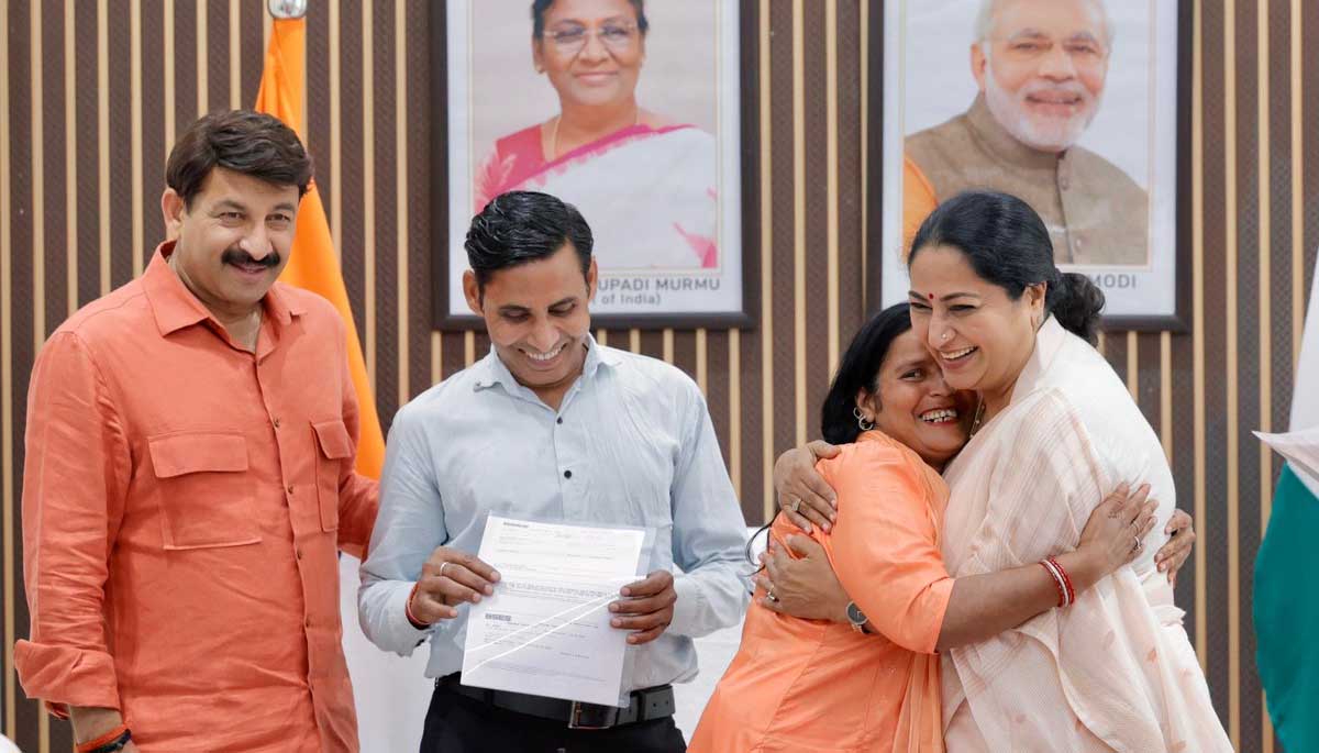 हर्ष विहार के 36 परिवारों का 6 साल का अंधेरा दूर: सीएम रेखा गुप्ता की जनसुनवाई में त्वरित कार्रवाई, 'मिशन मोड' में मिले बिजली कनेक्शन