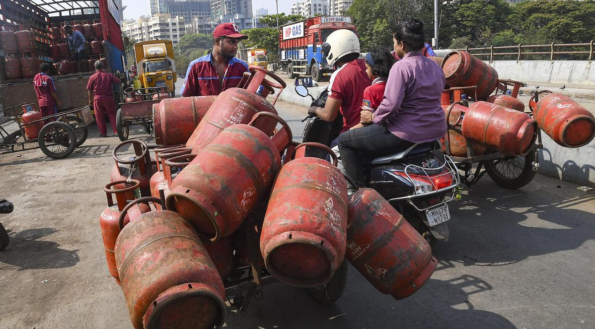 LPG सिलेंडर आपूर्ति के नए नियम लागू: अब 25 से 45 दिनों के अंतराल पर ही मिलेगी रिफिल; गैस किल्लत के बीच सख्त हुई तेल कंपनियाँ