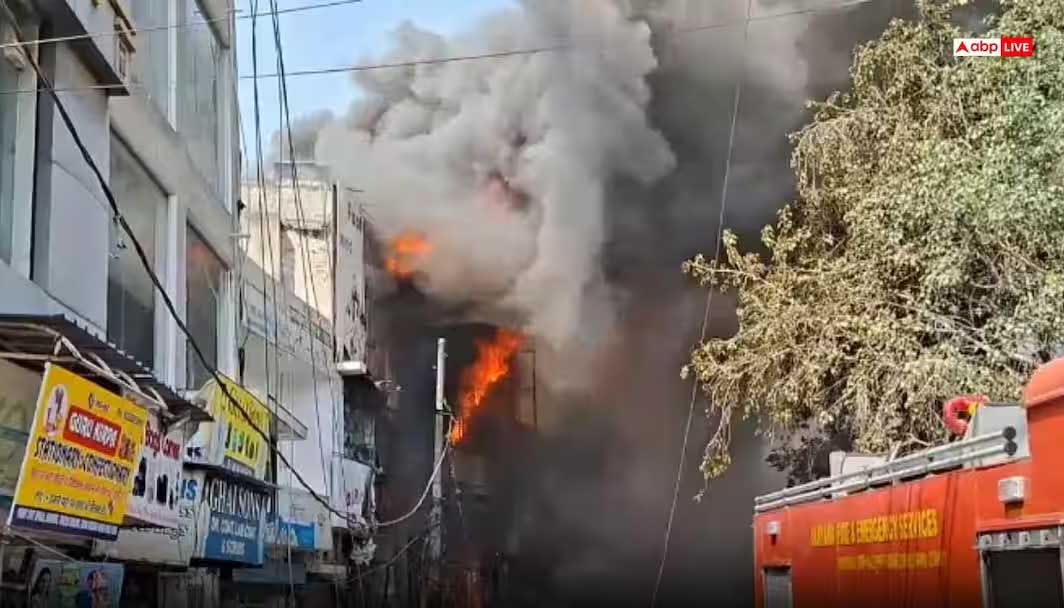 रोहतक में भीषण अग्निकांड: जूते के शोरूम से शुरू हुई आग ने एक दर्जन दुकानों को लिया आगोश में, 4 लोगों की मौत की आशंका