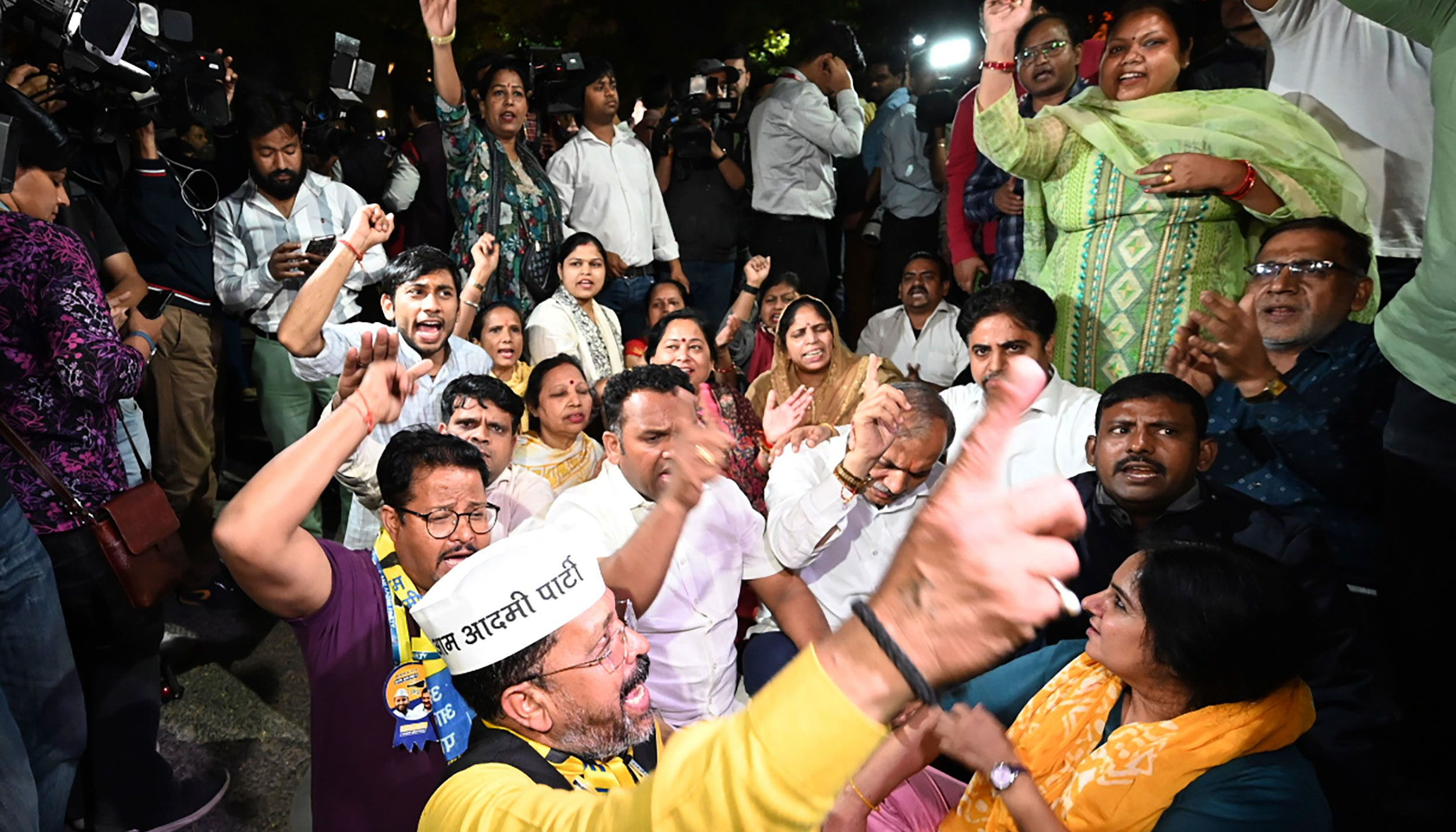 पालम अग्निकांड: पीड़ित परिवार से मिलने पहुंचे केजरीवाल, AAP और BJP कार्यकर्ताओं में भारी झड़प; कुर्सियां चलीं, पूर्व विधायक घायल