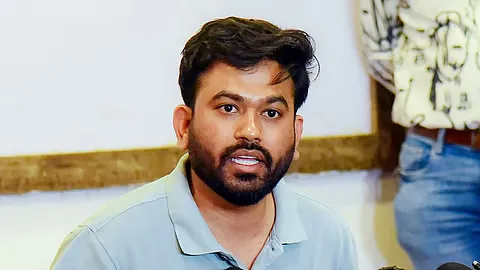 अभिजीत दीपके को मिली जमानत, रिहाई के बाद 'शाहरुख खान' के मीम से साधा निशाना!