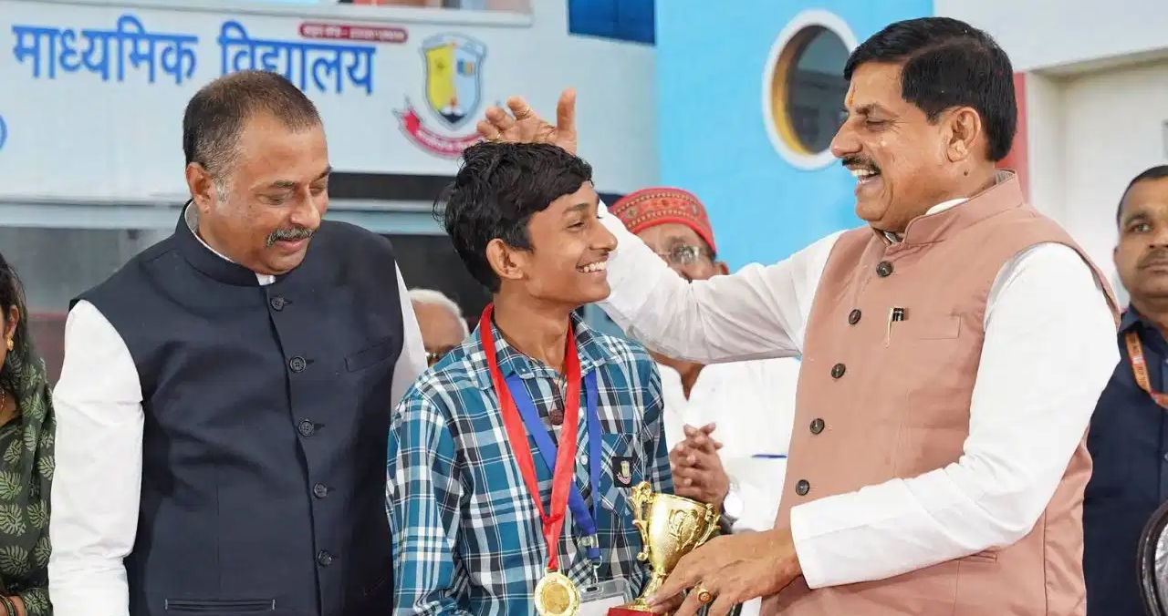 'श्रीकृष्ण दुनिया के पहले Gen-Z': एमपी की मेधावी छात्रवृत्ति योजना पर छिड़ा सियासी संग्राम, कांग्रेस और बीजेपी आमने-सामने