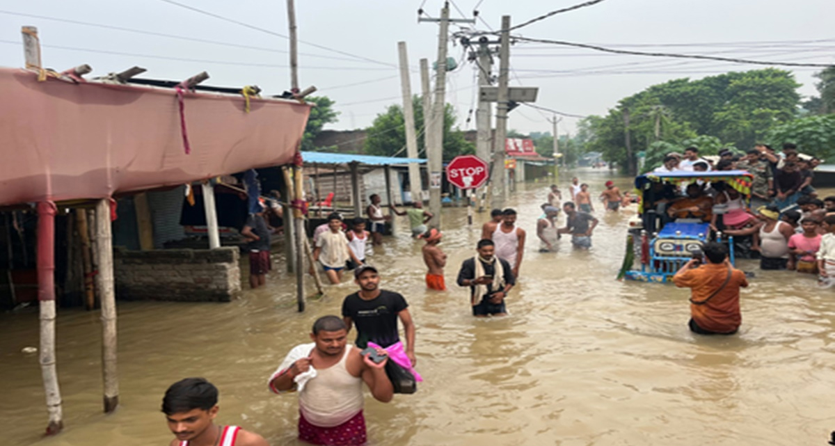 बिहार में बाढ़ और बारिश का दोहरा कहर: 34 लाख की आबादी त्रस्त, 12 से अधिक जिलों में ऑरेंज और येलो अलर्ट जारी