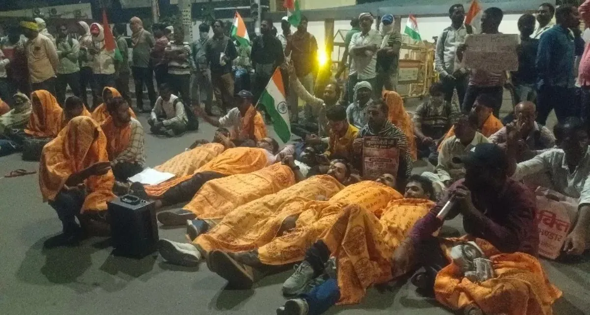 प्रयागराज में टीजीटी-पीजीटी अभ्यर्थियों का आंदोलन उग्र, कफन ओढ़कर किया चक्काजाम
