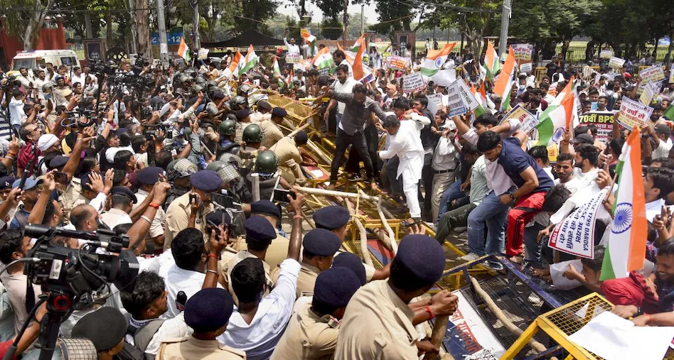 पटना में दरोगा अभ्यर्थियों का उग्र प्रदर्शन: बैरिकेडिंग तोड़ी, पुलिस ने भांजी लाठियां, CM आवास घेरने निकले थे छात्र