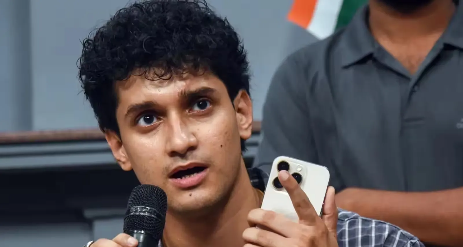 अनुमति न मिलने पर बदली रणनीति: कॉकरोच जनता पार्टी का प्रशासन को 24 घंटे का अल्टीमेटम