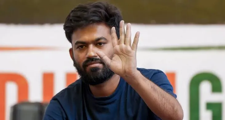 'अकाउंट हटाने से सवाल नहीं मिटते': सोशल मीडिया पर पाबंदियों को लेकर बरसे अभिजीत दीपके