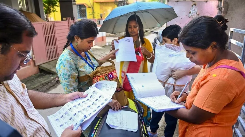 यूपी वोटर लिस्ट विवाद: 16.18 लाख Form-6 पर उठे सवाल,, चुनाव आयोग ने दावों को बताया भ्रामक