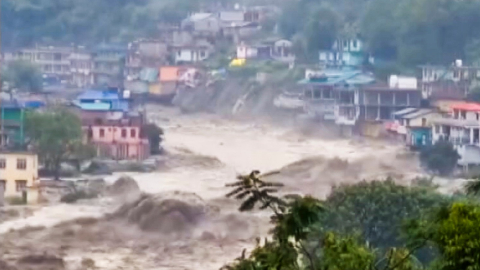 हिमाचल में कुल्लू की सैंज घाटी में बादल फटने से तबाही, पहाड़ियों पर सीजन की पहली बर्फबारी के बाद बढ़ी ठंड