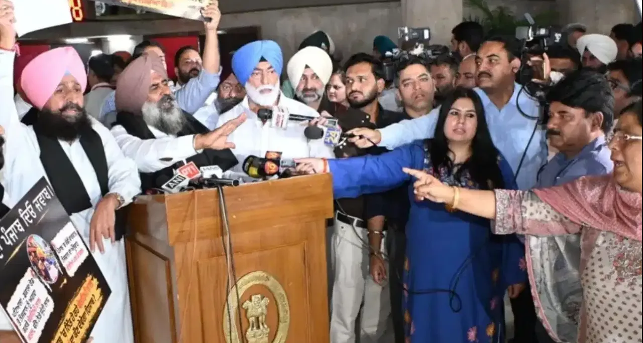 पंजाब विधानसभा में जमकर हुआ हंगामा:  AAP और कांग्रेस विधायकों के बीच झड़प, परिसर में जलाया 'झाड़ू'